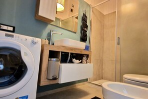 Bathroom - Conveniently located house with wifi and air conditioning (Rapallo)