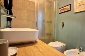 Dusche, Haartrockner, Bidet
