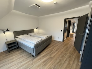 1 dormitorio, tabla de planchar con plancha, wifi gratis y ropa de cama