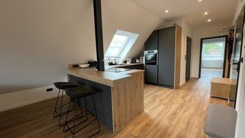 Fridge, oven, stovetop, dishwasher