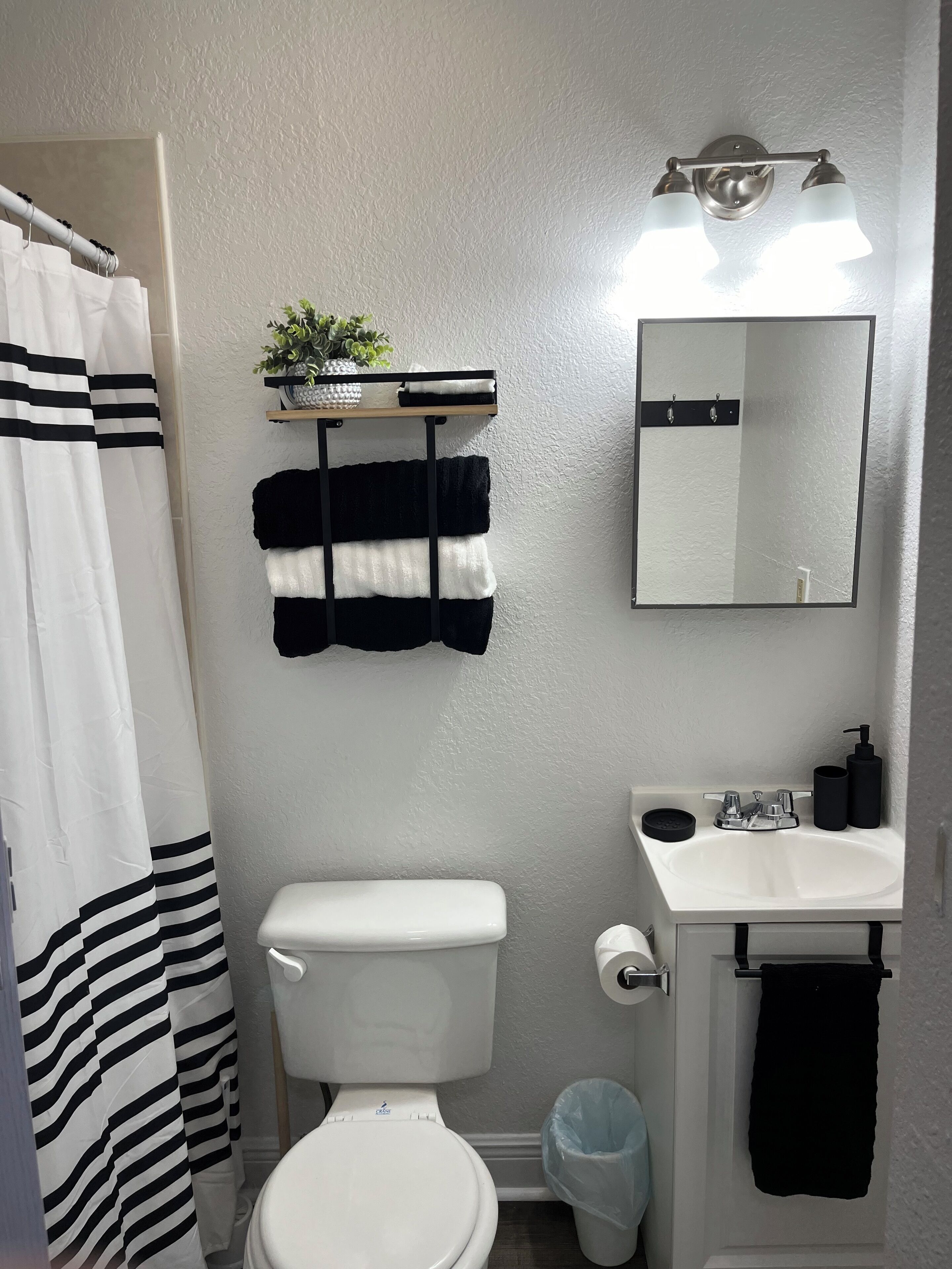 Chuveiro, secador de cabelo, toalhas de banho, sabonete