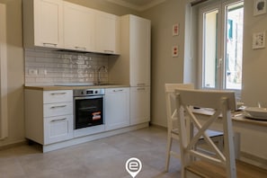 Fridge, oven, stovetop, coffee/tea maker