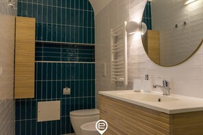 Bruser, hårtørrer, bidet, håndklæder