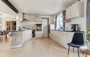 Kjøleskap, mikrobølgeovn, kokeplater og oppvaskmaskin