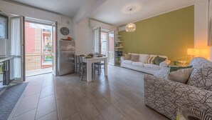A modern apartment with a dining area, kitchen, and living room. - ANNIE HOUSE - Chic and Comfortable Apartment (Sestri Levante)