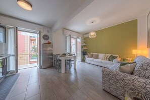 Un appartement moderne comprenant un coin repas, une cuisine et un salon.