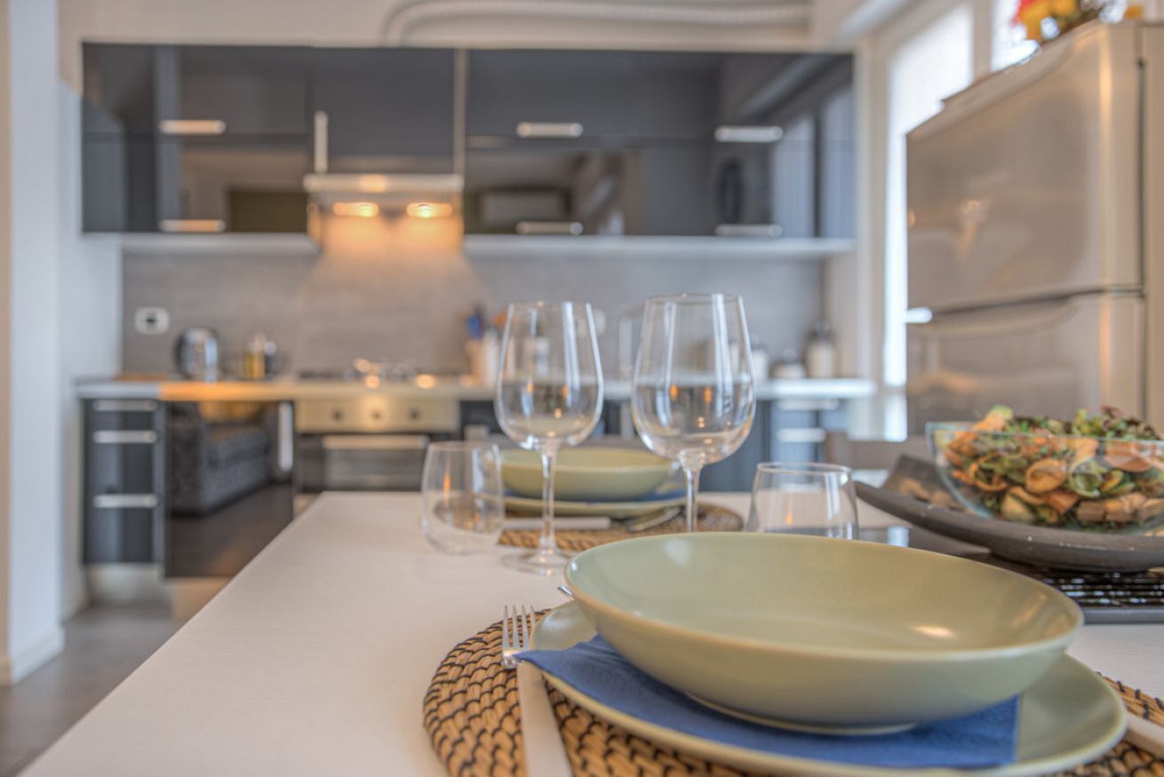 Køleskab, mikrobølgeovn, ovn, kogeplade