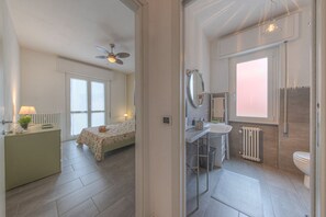 Douche, sèche-cheveux, bidet, serviettes fournies