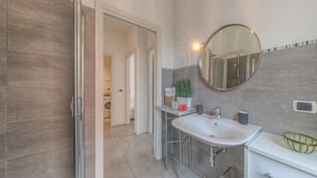 Dusche, Haartrockner, Bidet, Handtücher