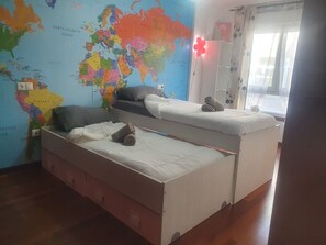 2 camere, una scrivania, ferro/asse da stiro, culla da viaggio