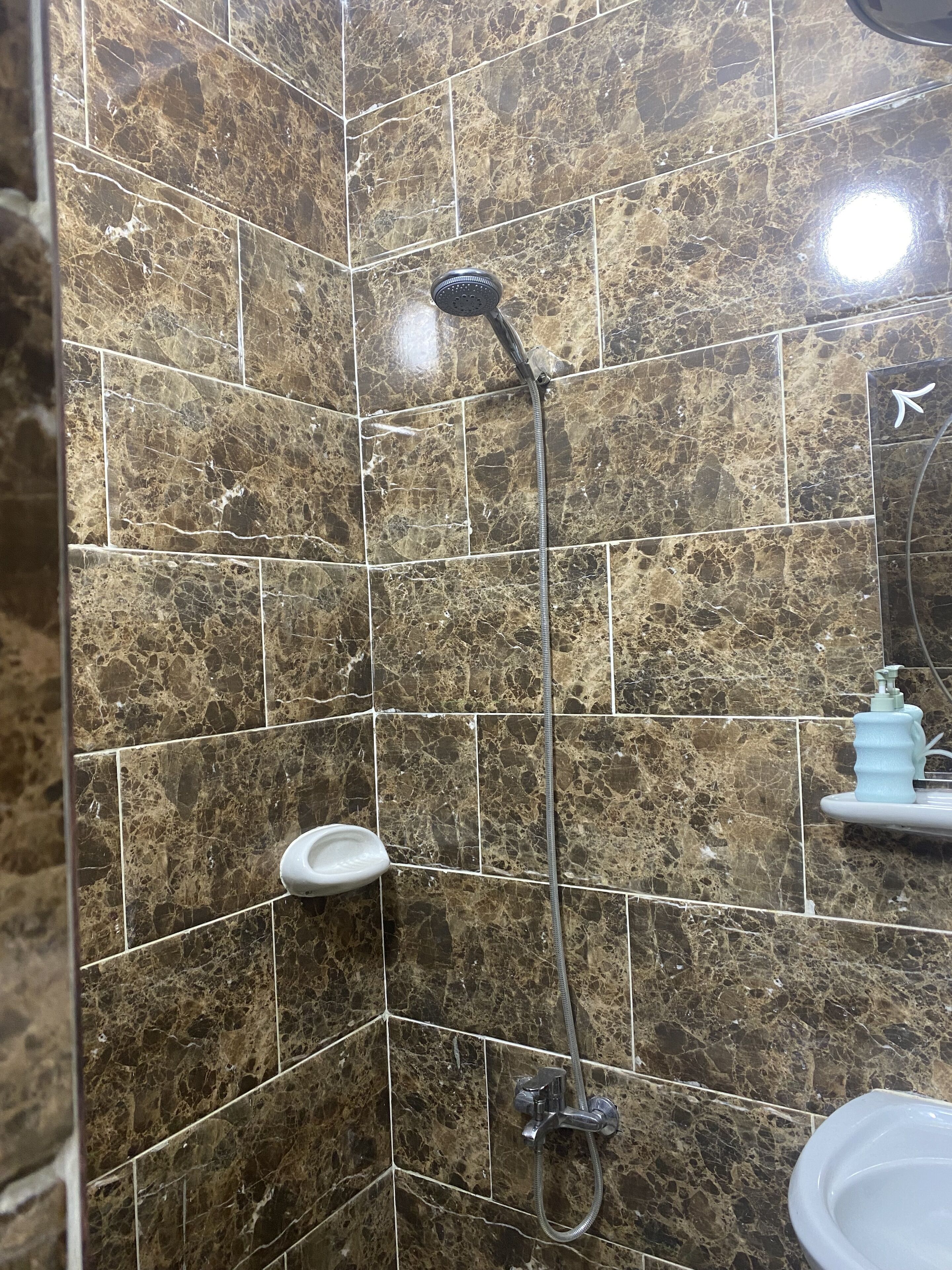 Douche à « effet pluie », sèche-cheveux, chaussons, serviettes fournies