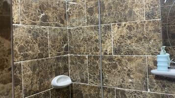 Douche à « effet pluie », sèche-cheveux, chaussons, serviettes fournies
