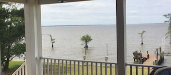 Fantastic WATERFRONT house with BEAUTIFUL VIEWS OF THE ALBEMARLE SOUND. Relaxing