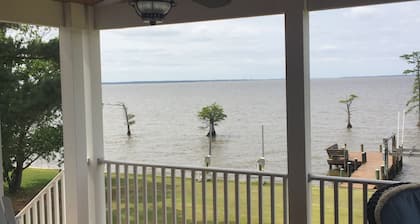Fantastic WATERFRONT house with BEAUTIFUL VIEWS OF THE ALBEMARLE SOUND. Relaxing