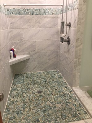 Een douche, een haardroger, handdoeken, zeep