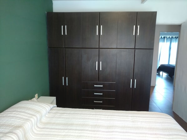 5 kamar tidur, seprai antialergi, dan selimut bulu angsa