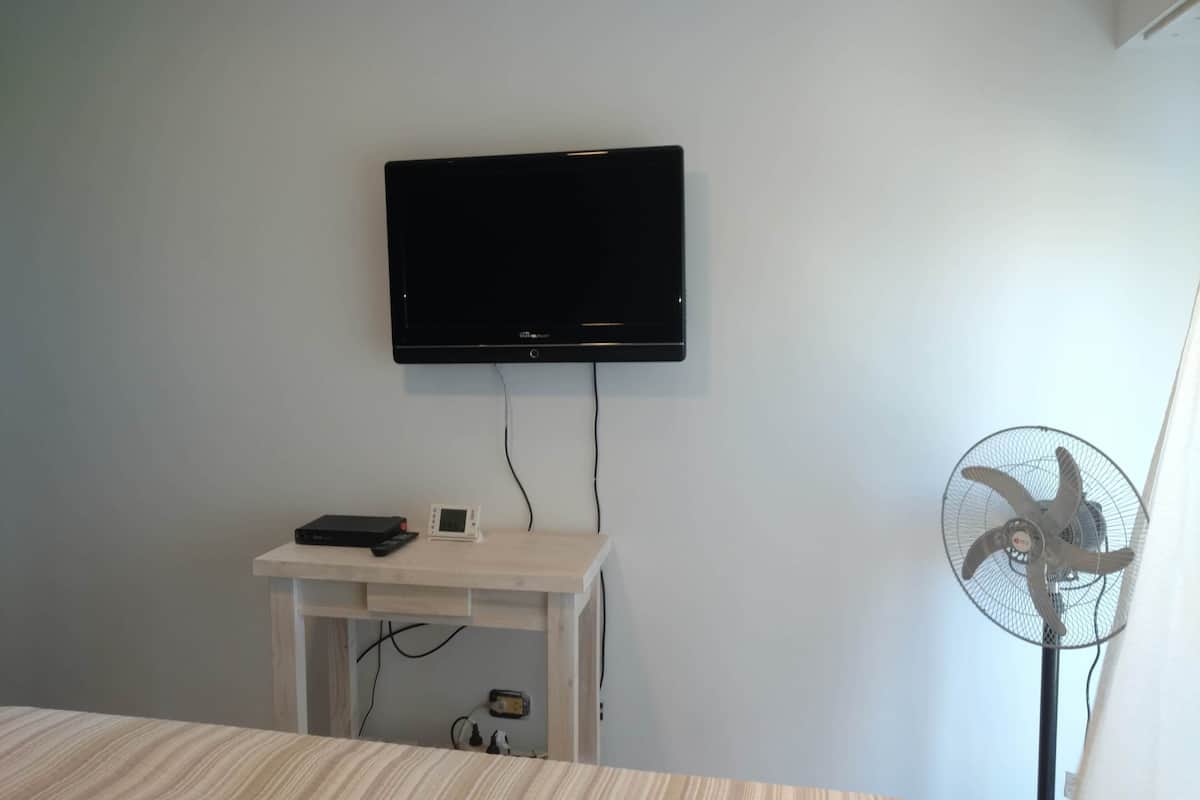 5 bedrooms, hypo-allergenic bedding, down duvets, Select Comfort beds