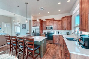 Frigorífico, microondas, horno y placa de cocina