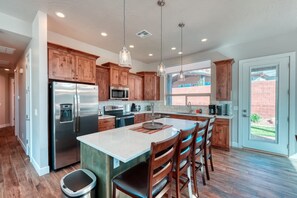 Fridge, microwave, oven, stovetop - Red Rock Retreat w/ Pool & Games Near Zion (Kanab)