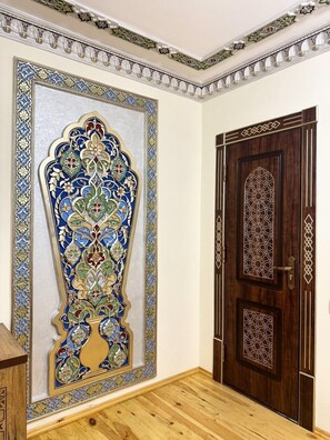 Minibar, escritorio, sistema de insonorización y wifi gratis 