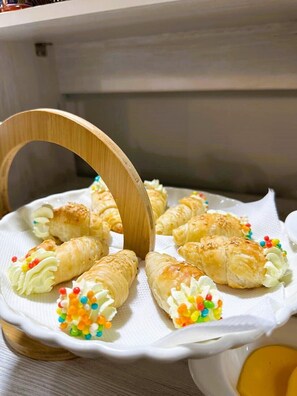 Una bandeja de pasteles con confites de colores sobre una toalla de papel blanca.