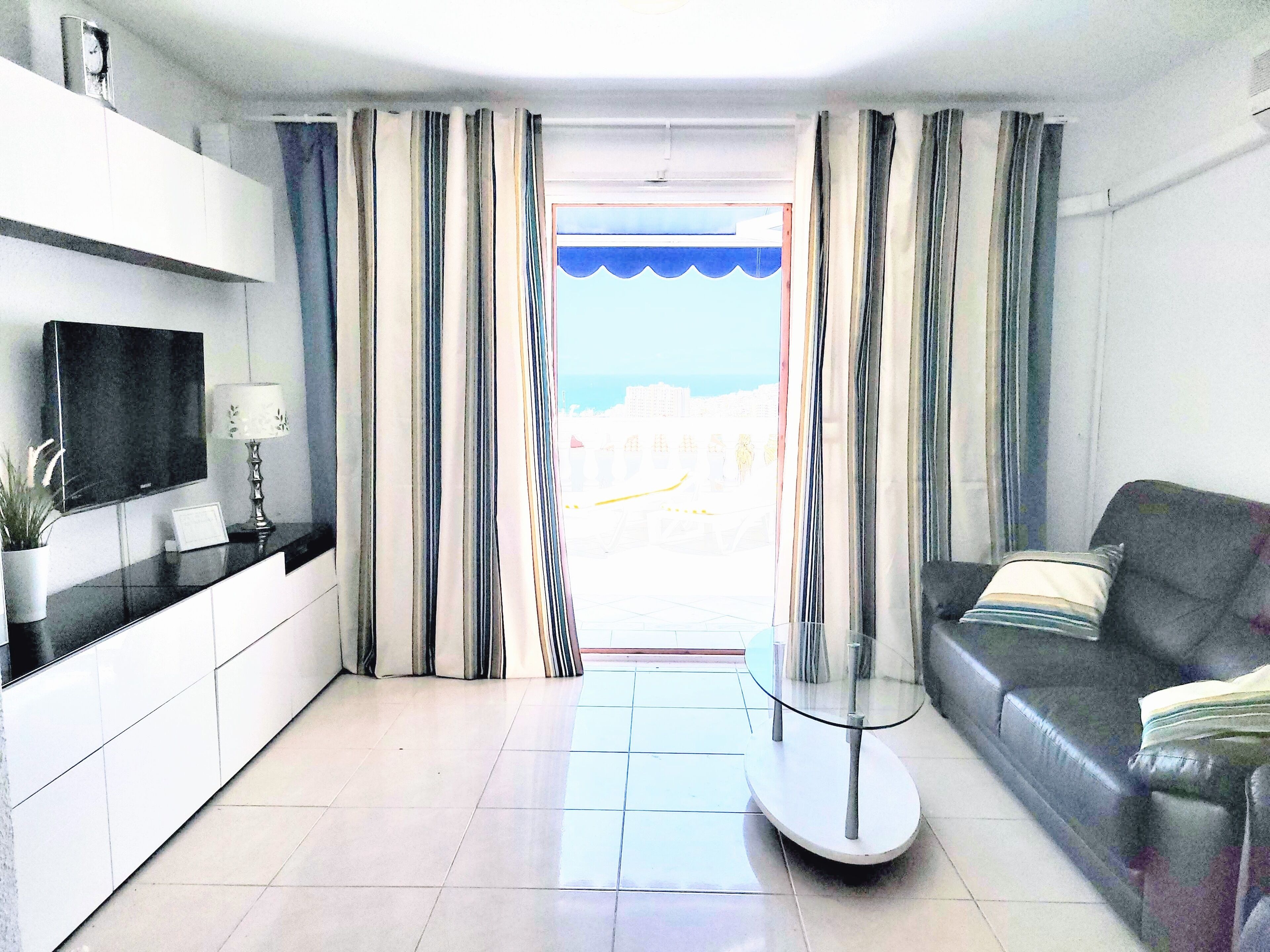 Panoramic-Studiosuite | Wohnbereich | 42-Zoll-Flachbildfernseher mit Kabelempfang, Fernseher