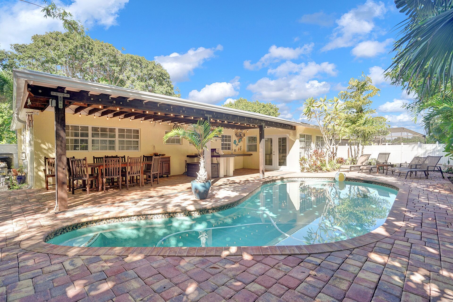 Dream Smart Home/ Pool/ Hot Tub/ BBQ/ Kids Playroom