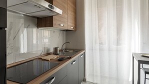 Microwave, oven, stovetop, dishwasher - St. Peter's & Castel Sant'Angelo - Cozy APT (Roma)