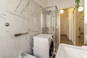 Dutxa, assecador de cabells, bidet i tovalloles