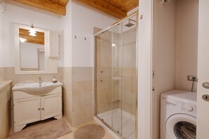 Regadera, secadora de cabello, bidet, toallas