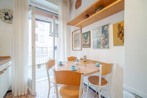 Dining - GuestHost - Cozy apartment is located in a strategic position to visit the renowned Ligurian Riviera, suitable for families or groups of friends. Convenient for visiting the nearby towns of the Gulf of Tigullio, such as Chiavari, Santa Margherita and Por (Lavagna)