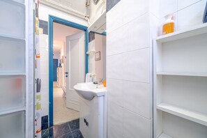 Dusj, hårføner og håndklær