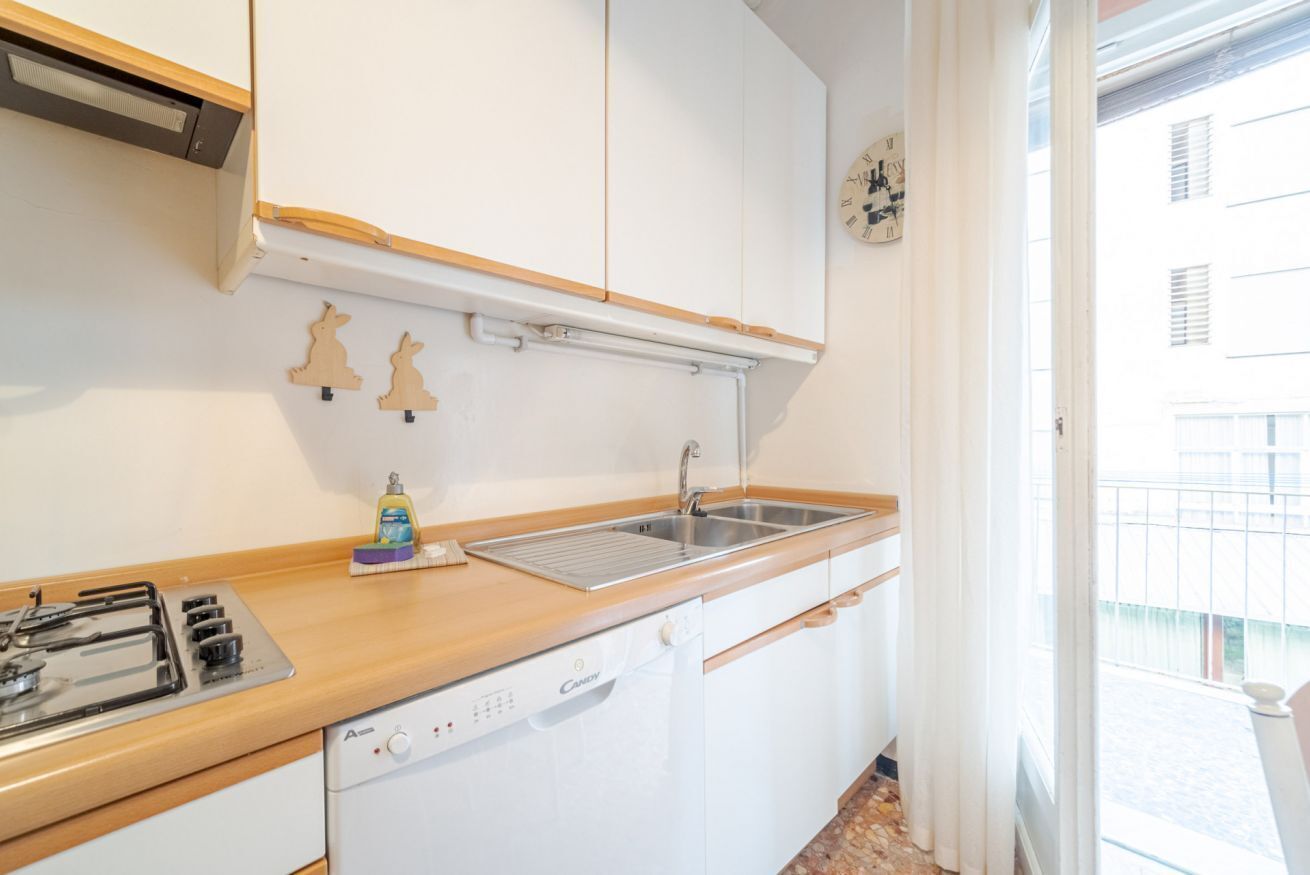 Frigorífico, microondas, placa de cocina y lavavajillas
