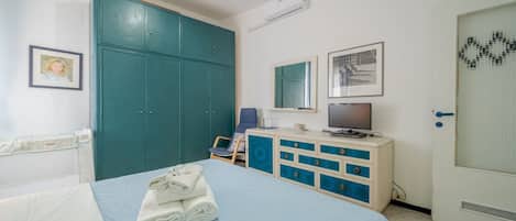 2 bedrooms, iron/ironing board, WiFi