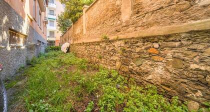 Cozy apartment is located in a strategic position to visit the renowned Ligurian Riviera, suitable for families or groups of friends. Convenient for visiting the nearby towns of the Gulf of Tigullio, such as Chiavari, Santa Margherita and Portofino up to