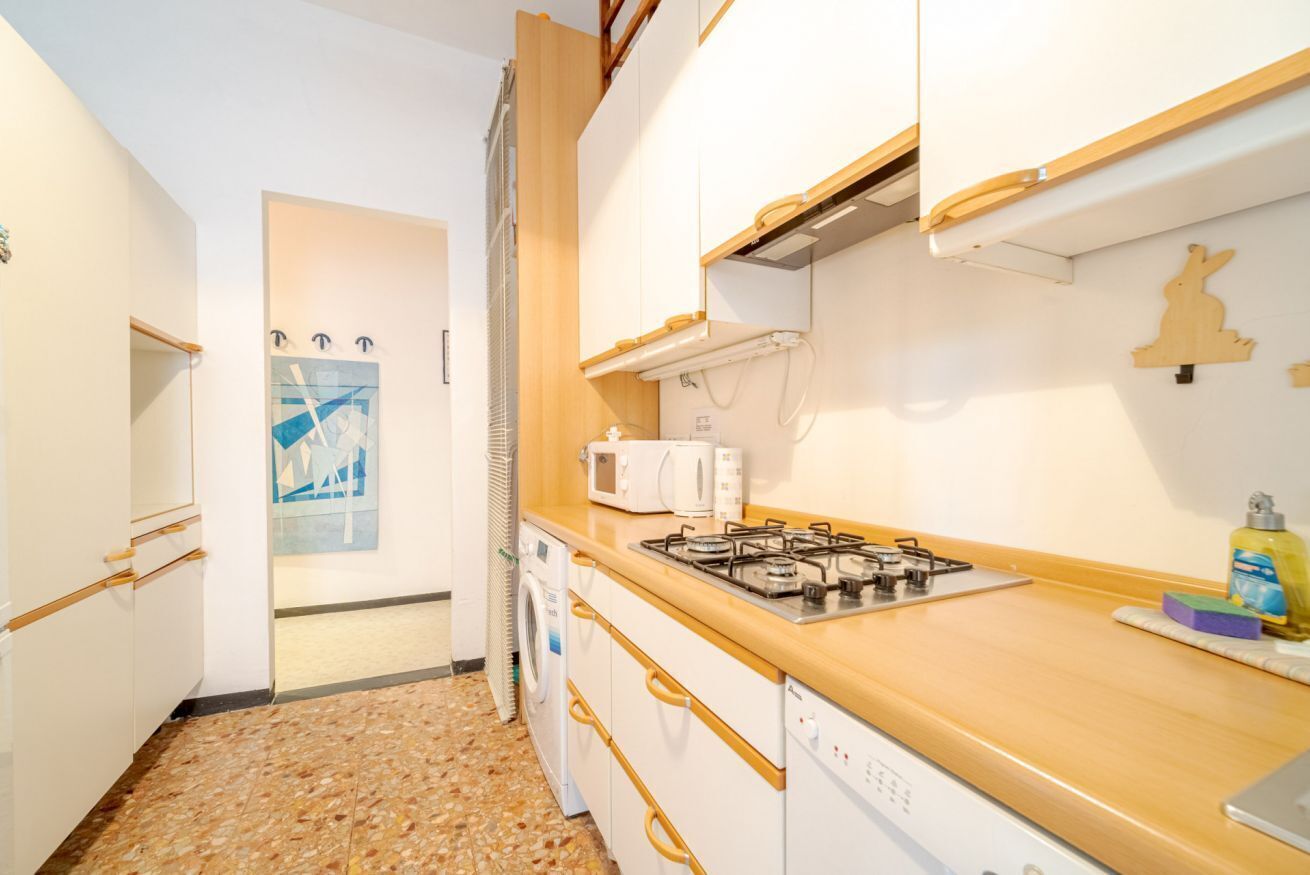 Frigorífico, microondas, placa de cocina y lavavajillas