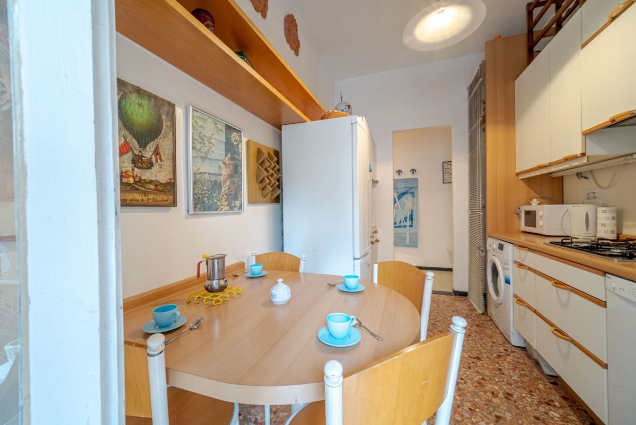 Frigorífico, microondas, placa de cocina y lavavajillas