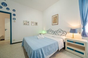 2 bedrooms, iron/ironing board, WiFi