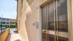 Un edificio con una puerta numerada, un teclado de seguridad y un cartel que indica un puerto.