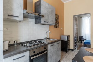 Microwave, oven, stovetop - GuestHost - Cozy apartment of 40 sqm, able to accommodate up to 2 people, located on the second floor of a building with lift (5 steps to access). The property is a great starting point to visit the Eternal City! The metro stop A Re di Roma is a 2-minu (Roma)
