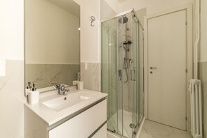 Shower, hair dryer, bidet, towels