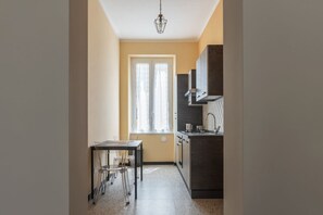 Microwave, oven, stovetop - GuestHost - Cozy apartment of 40 sqm, able to accommodate up to 2 people, located on the second floor of a building with lift (5 steps to access). The property is a great starting point to visit the Eternal City! The metro stop A Re di Roma is a 2-minu (Roma)