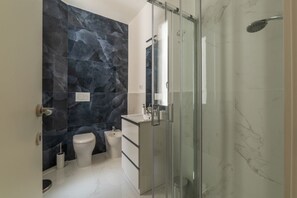 Shower, hair dryer, bidet, towels