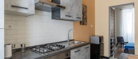 Four Ă micro-ondes, un four, surface de cuisson