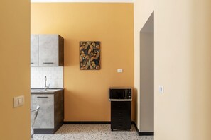 Interior - GuestHost - Cozy apartment of 40 sqm, able to accommodate up to 2 people, located on the second floor of a building with lift (5 steps to access). The property is a great starting point to visit the Eternal City! The metro stop A Re di Roma is a 2-minu (Roma)