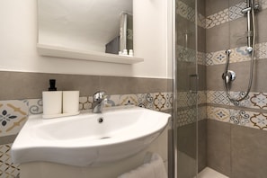 Regadera, secadora de cabello, bidet, toallas 