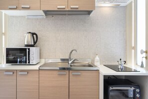 Kühlschrank, Mikrowelle, Herdplatte, Wasserkocher