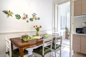 Dining - GuestHost - Colorful and cheerful apartment equipped with all the main comforts to accommodate up to 4 people, furnished with great taste between Shabby Chic and vintage. The accommodation is located in a very convenient position, in an area equipped wit (Bari)