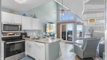 Jääkaappi, mikroaaltouuni, uuni, liesi