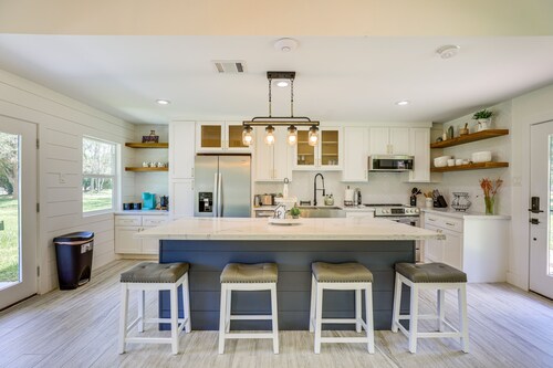 Bright Wallis Cottage w/ Pergola & Grill!